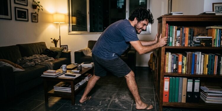 O empenho em transformar a sala de estar em um ambiente mais funcional exigia força física e horas contínuas de arrumação e montagem.