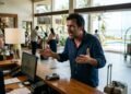 Hóspede entrega mala com R$ 8 mil em pertences aos funcionários de resort, mas bagagem desaparece antes de chegar à suíte
