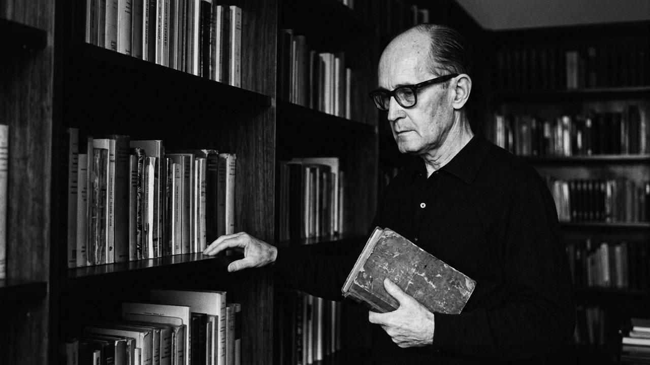 A citação do dia de Carlos Drummond de Andrade: "Amar se aprende amando."