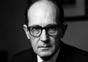 A citação do dia de Carlos Drummond de Andrade: "Amar se aprende amando."