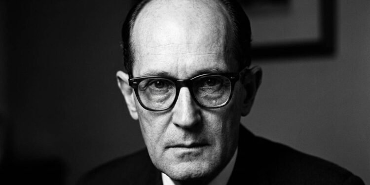A citação do dia de Carlos Drummond de Andrade: "Amar se aprende amando."