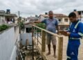 Morador ergue pergolado com deck elevado a 1,20 metro do chão para instalar jacuzzi no quintal, passa a invadir a área íntima da casa vizinha e a Justiça determina a instalação de elemento de vedação sob pena de multa diária de R$ 500 com base no Artigo 1.301 do Código Civil