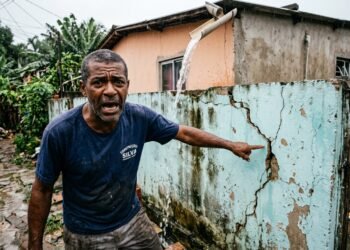 Morador instala calha nova para acabar com infiltração em casa, mas joga toda a água da chuva para o terreno vizinho e muro começa a apresentar rachaduras meses depois