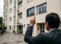Família troca janelas antigas por modelos antirruído depois de sofrer com barulho de trânsito, mas síndico aplica multa por alteração da fachada