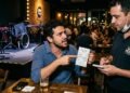 Bar cobra taxa por música ao vivo de todos na mesa, inclusive cliente que chegou depois de apresentação terminar
