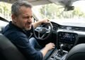 Meu carro começou a ficar com um cheiro azedo nos primeiros minutos depois de ligar o ar-condicionado: o odor desaparecia, mas a causa continuava lá