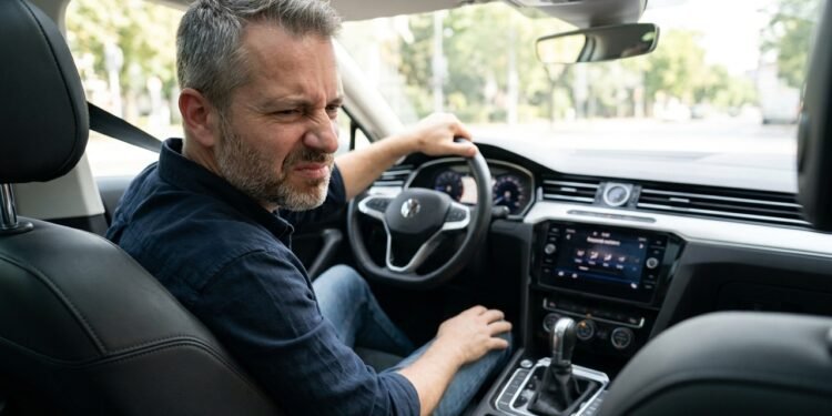 Meu carro começou a ficar com um cheiro azedo nos primeiros minutos depois de ligar o ar-condicionado: o odor desaparecia, mas a causa continuava lá