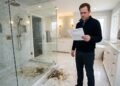Família reforma banheiro por R$ 28 mil e, meses depois, infiltração começa a atingir o apartamento inferior, que cobra reparos e indenização