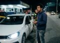 Motorista substitui lâmpadas de halogênio por kits de LED de alta intensidade para viajar à noite, é parado em fiscalização e tem o veículo retido por alteração ilícita de iluminação com base no Artigo 230, VII, do Código de Trânsito Brasileiro e Resolução nº 667 do Contran