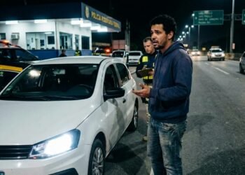 Motorista substitui lâmpadas de halogênio por kits de LED de alta intensidade para viajar à noite, é parado em fiscalização e tem o veículo retido por alteração ilícita de iluminação com base no Artigo 230, VII, do Código de Trânsito Brasileiro e Resolução nº 667 do Contran