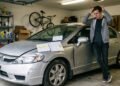 Proprietário empresta carro para sobrinho durante uma viagem de 15 dias, jovem sofre acidente e seguradora descobre que ele tem menos de 25 anos e não estava incluído entre os condutores informados na apólice