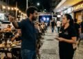 Cliente recebe cobrança de couvert artístico mesmo estando sentado em área externa onde quase não conseguia ouvir apresentação