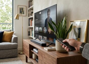 O controle remoto da televisão começou a funcionar somente quando eu apontava de um ângulo muito específico: trocar as pilhas não resolveu