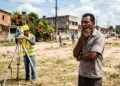 Homem compra lote anunciado com 450 m² e topógrafo mede apenas 401 m² entre os marcos existentes
