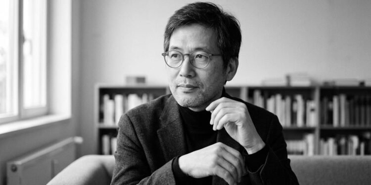A reflexão de Byung-Chul Han sobre a exaustão moderna: "A sociedade do cansaço é caracterizada pelo excesso de positividade."