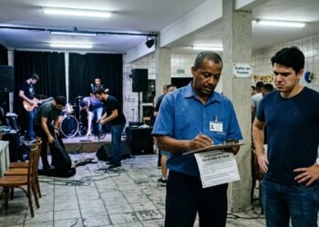 Morador contrata banda para festa de aniversário no salão do condomínio até as 3h da manhã de sábado e síndico aplica multa pesada