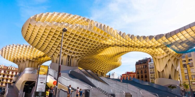 Elas se cruzam formando uma espécie de grande malha tridimensional, que cria seis estruturas semelhantes a cogumelos e cobre uma extensa área da praça. Créditos: depositphotos.com / ewastudio