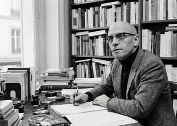 A frase de Michel Foucault sobre a visibilidade revela por que redes sociais podem transformar a busca por aprovação em uma prisão invisível