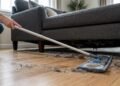Usar pano de microfibra embaixo da cama: para que serve e quando é recomendado para retirar poeira