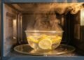 Adeus, micro-ondas fedendo a comida do dia anterior: o método do vapor cítrico que neutraliza gorduras e odores fortes em poucos minutos