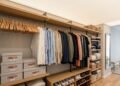 A alternativa ao guarda-roupa tradicional que está ganhando espaço em quartos contemporâneos