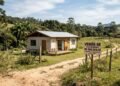 Dono de chácara permite que irmão construa pequena casa no fundo do terreno e more sem pagar aluguel por 17 anos, mas conflito começa quando proprietário decide vender tudo por R$ 680 mil e irmão afirma que a área onde vive já pertence a ele
