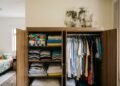 O que significa quando o armário fica com cheiro forte depois de fechado?