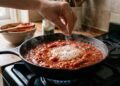 Cozinheiros explicam: “Para tirar a acidez dos tomates, você não deve adicionar açúcar, mas sim bicarbonato de sódio.”