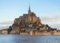 Esta abadia medieval cravada em ilha rochosa na costa francesa fica cercada pelo oceano quando ocorrem as marés mais impressionantes da Europa
