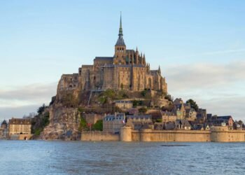 Esta abadia medieval cravada em ilha rochosa na costa francesa fica cercada pelo oceano quando ocorrem as marés mais impressionantes da Europa