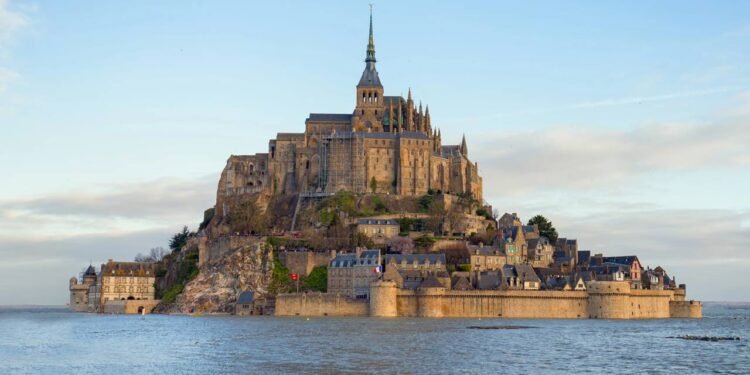 Esta abadia medieval cravada em ilha rochosa na costa francesa fica cercada pelo oceano quando ocorrem as marés mais impressionantes da Europa