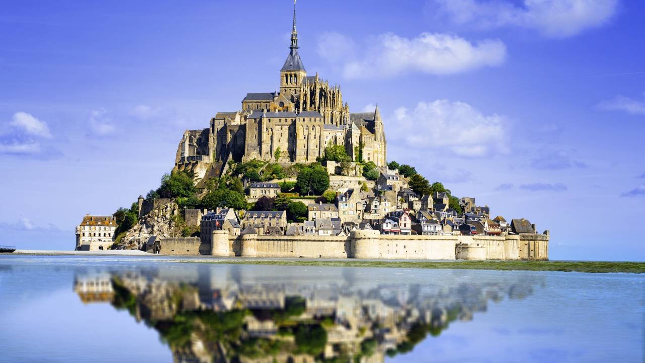 Esta abadia medieval cravada em ilha rochosa na costa francesa fica cercada pelo oceano quando ocorrem as marés mais impressionantes da Europa