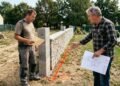 Morador constrói muro depois de medir o terreno com documento antigo e, meses depois, nova medição aponta que parte da estrutura avançou quase dois metros sobre o lote vizinho