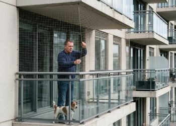 Morador instala tela de proteção na varanda depois que cachorro quase cai do apartamento, mas condomínio exige retirada porque modelo altera a fachada do prédio