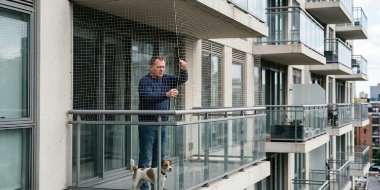 Morador instala tela de proteção na varanda depois que cachorro quase cai do apartamento, mas condomínio exige retirada porque modelo altera a fachada do prédio