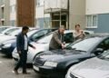 Moradores acordam com dezenas de carros cobertos por respingos de tinta depois de serviço realizado durante a madrugada em prédio vizinho