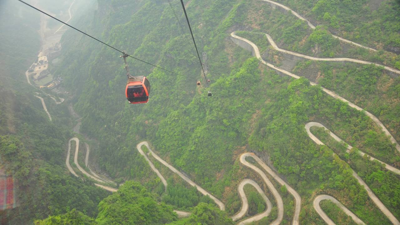 Com 99 curvas acentuadas subindo mais de mil metros em apenas 11 km, a estrada da montanha Tianmen na China é a famosa rota para o céu