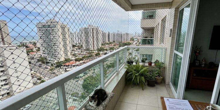 O conflito entre a estética do prédio e a proteção dos moradores encontra limites no artigo 1.336 do Código Civil.