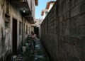 Vizinho ergue muro de 4 metros na divisa sem projeto aprovado, bloqueia a luz do sol e causa mofo no imóvel ao lado