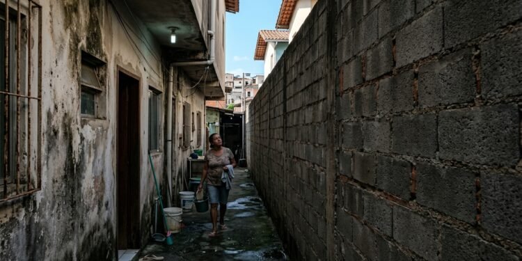 Historicamente, a ocupação desordenada das cidades brasileiras mostrou que o crescimento sem regras acaba sufocando as moradias e gerando riscos estruturais crônicos.