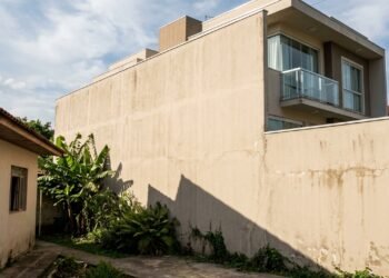 Proprietário ergue muro de 4,5 metros