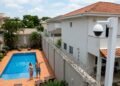 Morador instala câmera virada para a piscina do vizinho alegando segurança e responde a processo por violação de privacidade