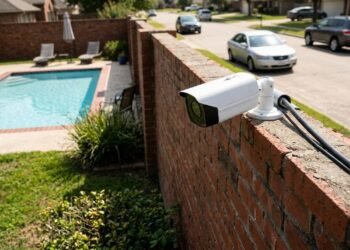 Vizinho coloca câmera sobre o muro para monitorar carros na rua, mas lente também alcança piscina e área de lazer da casa ao lado; proprietário exige reposicionamento do equipamento