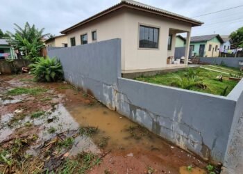 Família eleva terreno em quase 60 centímetros antes de construir nova casa e primeira chuva forte leva barro e água para quintal do vizinho; muro começa a apresentar rachaduras e engenheiro aponta necessidade de obra de contenção