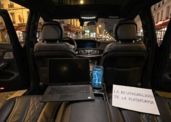 Passageira esquece notebook de R$ 12 mil no carro de aplicativo, motorista some com aparelho e Justiça condena plataforma a pagar indenização