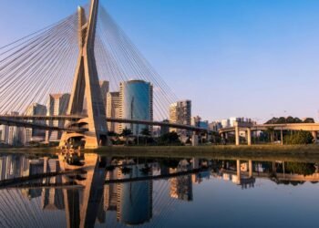 Com 138 metros de altura e duas pistas curvas cruzadas em X, a Ponte Estaiada sobre o Rio Pinheiros é um marco da engenharia em São Paulo