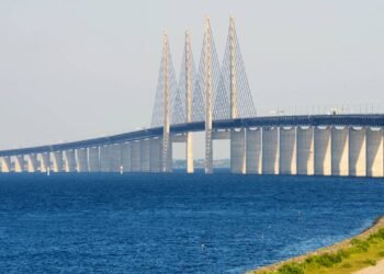 Com 7,8 km de extensão sobre o mar e um túnel subaquático de 4 km, a Ponte do Øresund une a Dinamarca e a Suécia em uma obra colossal