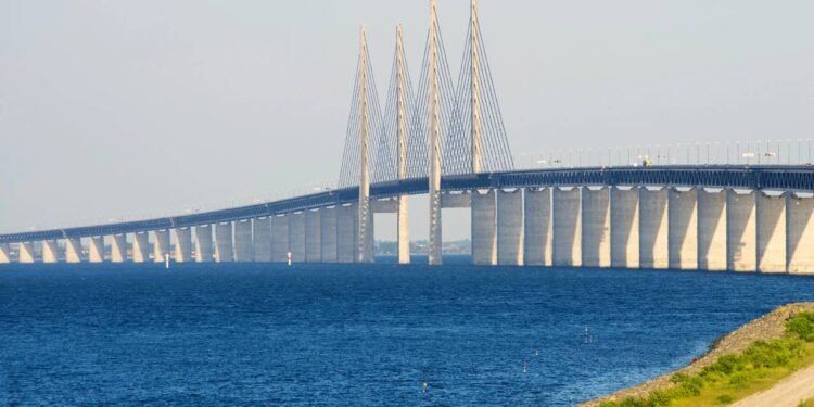 Com 7,8 km de extensão sobre o mar e um túnel subaquático de 4 km, a Ponte do Øresund une a Dinamarca e a Suécia em uma obra colossal