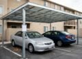 Proprietário instala cobertura sobre vaga de garagem para proteger dois carros do sol e da chuva, mas vizinho reclama que estrutura reduz ventilação e condomínio aplica multa após meses de discussão
