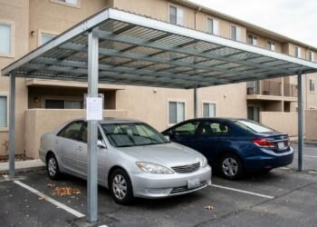 Proprietário instala cobertura sobre vaga de garagem para proteger dois carros do sol e da chuva, mas vizinho reclama que estrutura reduz ventilação e condomínio aplica multa após meses de discussão